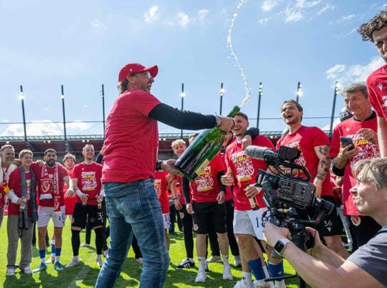 Soccer, Men, Season 2025 2026, 3 Liga 38 Matchday , SSV Jahn Regensburg FC Energie Cottbus, Coach Claus Dieter Pele Wollitz Energie Cottbus and his players celebrate with champagne after the final whistle, 16 05 2026, Copyright: xSebastianxRäppold MatthiasxKochx