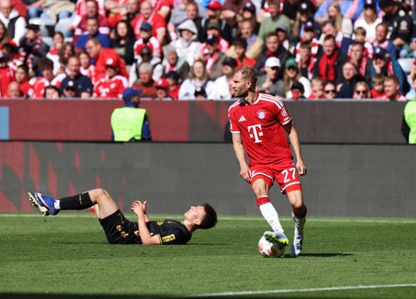 Football, Men, Bundesliga, Season 2025 2026, FC Bayern Munich 1 FC Cologne, Allianz Arena Konrad Laimer FC Bayern Munich looks skeptical DFB, DFL regulations prohibit any use of photographs as image sequences and or quasi video