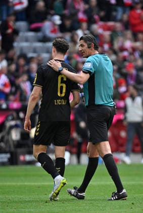 Referee Referee Deniz Aytekin Gesture Gesture in conversation Discussion with Eric Martel 1 FC Koeln KOE 06 FC Bayern Muenchen FCB vs 1 FC Koeln 16 05 2026 DFL REGULATIONS PROHIBIT ANY USE OF PHOTOGRAPHS AS IMAGE SEQUENCES AND OR QUASI VIDEO FC Bayern Muenchen FCB vs 1 FC Koeln