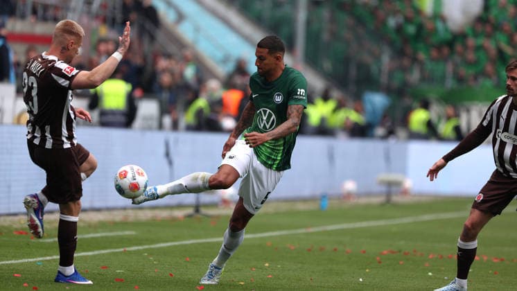 St Pauli vs VfL, 1 BL Hamburg, 16 05 2026, Football, Men, Season 2025 2026, 1 BL, FC St Pauli vs VfL Wolfsburg Louis Oppie St Pauli , Vinicius Vini Souza VfL Wolfsburg DFL DFB REGULATIONS PROHIBIT ANY USE OF PHOTOGRAPHS as IMAGE SEQUENCES and or QUASI VIDEO Millerntor Stadion Germany