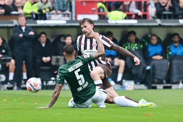 GER 1 FBL, FC St Pauli vs VfL Wolfsburg 16 05 2026, GER 1 FBL, FC St Pauli vs VfL Wolfsburg in the picture Connor Metcalfe Pauli 25 26 24 tries to assert himself against Souza Vinicius Wolfsburg 05 nordphotoxGmbH xWitke nph00002