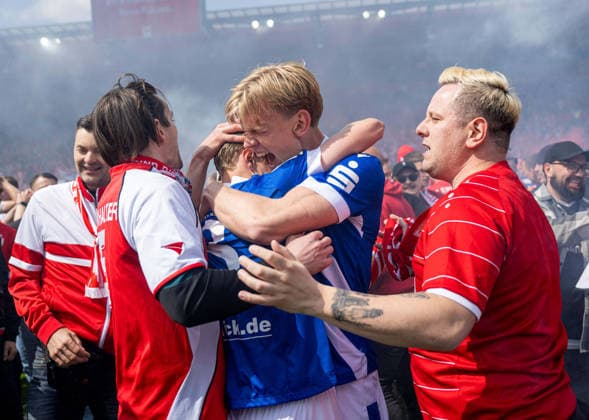 Football, Men, Season 2025 2026, 3 Liga 38 Matchday , SSV Jahn Regensburg FC Energie Cottbus, f l Lukas Michelbrink Energie Cottbus , Ted Tattermusch Energie Cottbus and fans, cheering after the final whistle, 16 05 2026, Copyright: xSebastianxRäppold MatthiasxKochx