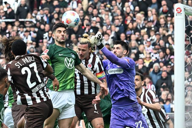 Konstantinos Koulierakis VFL Wolfsburg 4 kepft the 0 1 against goalkeeper Nikola Vasilj FC St Pauli 22 , FC St Pauli VFL Wolfsburg, Football, Bundesliga, DFL, 16 05 2026 DFB regulations prohibit any use of photographs as image sequences and or quasi video Hamburg Hamburg Germany Copyright: xkolbert-press BurghardxSchreyerx