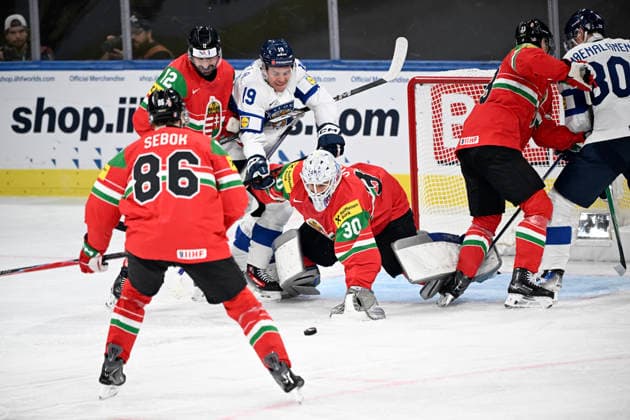 LKS 20260516 Goalkeeper Adam Vay of Hungary reaches for the puck during the 2026 IIHF Ice hockey, Eishockey World Championships preliminary round group A match between Hungary and Finland in Zurich on May 16, 2026. - RONI REKOMAA Zürich Switzerland F4GDt97_UHE  Copyright: xRonixRekomaax F4GDt97_UHE