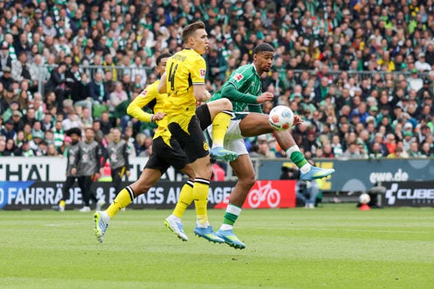 16 05 2026, xgrfx, Soccer 1 Bundesliga, SV Werder Bremen Borussia Dortmund v l Nico Schlotterbeck Borussia Dortmund , Justin Njinmah Werder Bremen DFL DFB REGULATIONS PROHIBIT ANY USE OF PHOTOGRAPHS as IMAGE SEQUENCES and or QUASI VIDEO Bremen