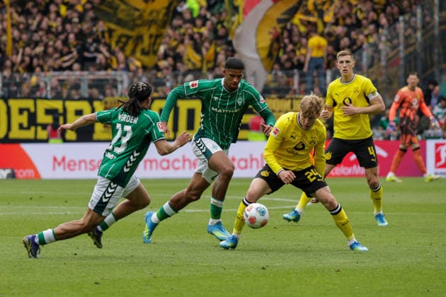 16 05 2026, xgrfx, Soccer 1 Bundesliga, SV Werder Bremen Borussia Dortmund v l Isaac Schmidt, Justin Njinmah Werder Bremen , Daniel Svensson Borussia Dortmund DFL DFB REGULATIONS PROHIBIT ANY USE OF PHOTOGRAPHS as IMAGE SEQUENCES and or QUASI VIDEO Bremen