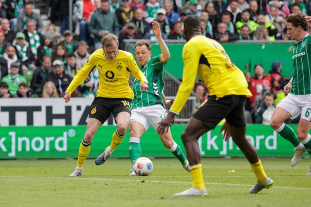 16 05 2026, xgrfx, Soccer 1 Bundesliga, SV Werder Bremen Borussia Dortmund v l Maximilian Beier Borussia Dortmund , Senne Lynen Werder Bremen DFL DFB REGULATIONS PROHIBIT ANY USE OF PHOTOGRAPHS as IMAGE SEQUENCES and or QUASI VIDEO Bremen