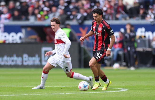 16 05 2026, Soccer Bundesliga, Eintracht Frankfurt VfB Stuttgart, v l , Angelo Stiller VfB Stuttgart , Can Uzun Eintracht Frankfurt DFL DFB REGULATIONS PROHIBIT ANY USE OF PHOTOGRAPHS AS IMAGE SEQUENCES AND OR QUASI VIDEO xdcx Copyright: HMBxMedia Claus
