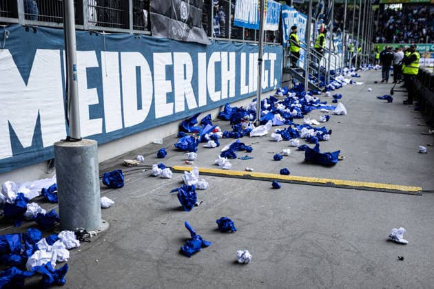 3.Liga: MSV Duisburg - FC Viktoria Köln; 16.05.2026 Fans von MSV Duisburg werfen Teile vom Choreo und Bierbecher in die Richtung vom Spielfeld. 3.Liga: MSV Duisburg - FC Viktoria Köln; Schauinsland-Reisen-Arena, Duisburg, 16.05.2026 DFB regulations prohibit any use of photographs as image sequences and or quasi video. *** 3 Liga MSV Duisburg FC Viktoria Köln 16 05 2026 Fans of MSV Duisburg throw parts of the choreo and beer cups in the direction of the pitch 3 Liga MSV Duisburg FC Viktoria Köln Schauinsland Reisen Arena, Duisburg, 16 05 2026 DFB regulations prohibit any use of photographs as image sequences and or quasi video Copyright: xBEAUTIFULxSPORTS Buriakovx