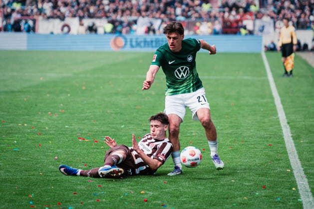 1 Bundesliga FC St Pauli vs VfL Wolfsburg, 16 05 2026 Arkadiusz Pyrka FC St Pauli, 11 vs Joakim Maehle VfL Wolfsburg, 21 in duel Football, 1 Bundesliga, Matchday 34 FC St Pauli vs VfL Wolfsburg on 16 05 2026 at Millerntor Stadion, Hamburg DFL REGULATIONS PROHIBIT ANY USE OF PHOTOGRAPHS AS IMAGE SEQUENCES AND OR QUASI VIDEO Copyright: xBEAUTIFULxSPORTS Tonhäuserx