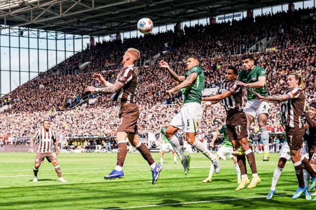Germany Soccer Bundesliga 2025 26, 34 Matchday FC St Pauli vs VfL Wolfsburg Millerntor Stadion Hamburg Corner Louis Oppie FC St Pauli, 23 , Vinicius Souza VfL Wolfsburg, 5 , Konstantinos Koulierakis VfL Wolfsburg, 4 , Jackson Irvine FC St Pauli, 7 Copyright: xStefanxTrochax