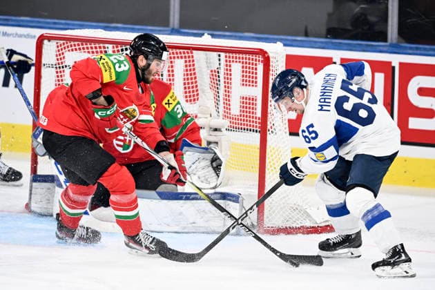 LKS 20260516 Zeteny Hadobas (L) of Hungary vies with Sakari Manninen of Finland in front of goalkeeper Adam Vay during the 2026 IIHF Ice hockey, Eishockey World Championships preliminary round group A match between Hungary and Finland in Zurich on May 16, 2026. - RONI REKOMAA Zürich Switzerland MfWXjtRAJdI  Copyright: xRonixRekomaax MfWXjtRAJdI