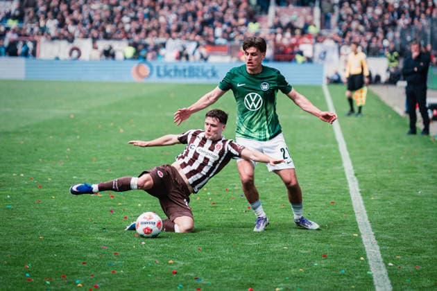 1 Bundesliga FC St Pauli vs VfL Wolfsburg, 16 05 2026 Arkadiusz Pyrka FC St Pauli, 11 vs Joakim Maehle VfL Wolfsburg, 21 in duel Football, 1 Bundesliga, Matchday 34 FC St Pauli vs VfL Wolfsburg on 16 05 2026 at Millerntor Stadion, Hamburg DFL REGULATIONS PROHIBIT ANY USE OF PHOTOGRAPHS AS IMAGE SEQUENCES AND OR QUASI VIDEO Copyright: xBEAUTIFULxSPORTS Tonhäuserx