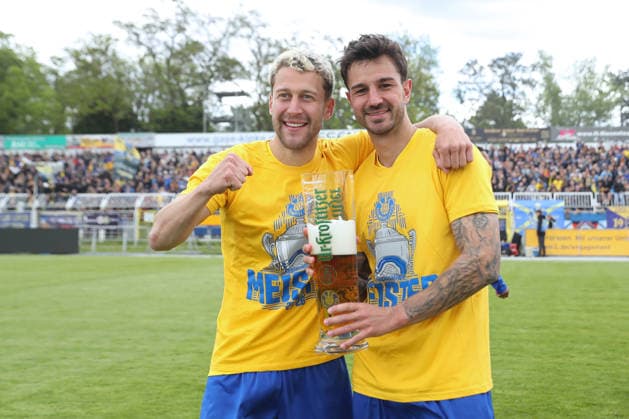 Soccer Regionalliga Nordost 1 FC Lok Leipzig 1 FC Magdeburg II 16 05 2026 David Grözinger 27, Lok Leipzig left poses with Filip Kusic 36, Lok Leipzig Soccer, Regionalliga Nordost, Season 2025 2026, Matchday 34 1 FC Lok Leipzig vs 1 FC Magdeburg II on 16 05 2026 at Bruno Plache Stadion, Leipzig Copyright: xBEAUTIFULxSPORTS JanxKaeferx
