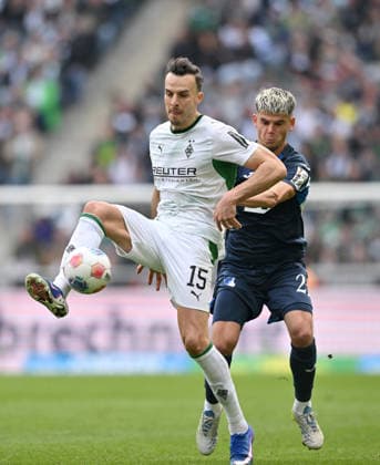 l r Haris Tabakovic Bor Mönchengladbach , Albian Hajdari 1899 Hoffenheim Zweikampf, Action, Fußball 1 Bundesliga, 34 Spieltag, Borussia Moenchengladbach TSG 1899 Hoffenheim, am 16 05 2026 in Moenchengladbach Germany DFL regulations prohibit any use of photographs as image sequences and or quasi video Â