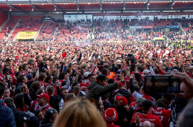 Soccer, Men, Season 2025 2026, 3 Liga 38 Matchday , SSV Jahn Regensburg FC Energie Cottbus, Cottbus fans storm the pitch, 16 05 2026, Copyright: xSebastianxRäppold MatthiasxKochx