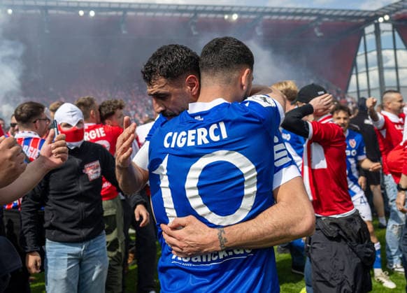 Soccer, Men, Season 2025 2026, 3 Liga 38 Matchday , SSV Jahn Regensburg FC Energie Cottbus, v l Tolga Cigerci Energie Cottbus , Tolcay Cigerci Energie Cottbus , Cheering after the final whistle, 16 05 2026, Copyright: xSebastianxRäppold MatthiasxKochx