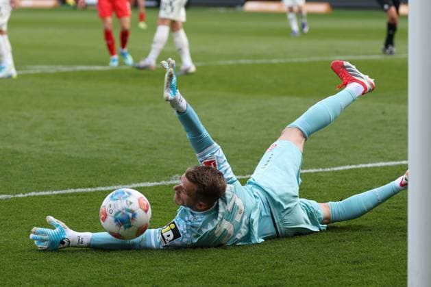 Goalkeeper Daniel Batz 33 1 FSV Mainz 05 defends a shot by Eren Dinkci 8 1FC Heidenheim 1846 , not in picture, 1 FC Heidenheim vs 1 FSV Mainz 05, Football, Men, Bundesliga, DFL, Season 2025 2026, 34 Matchday, Second round, 16 05 2026 DFB regulations prohibit any use of photographs as image sequences and or quasi video Heidenheim Baden Wuerttemberg Germany Copyright: xkolbert-press MartinxAgüerax