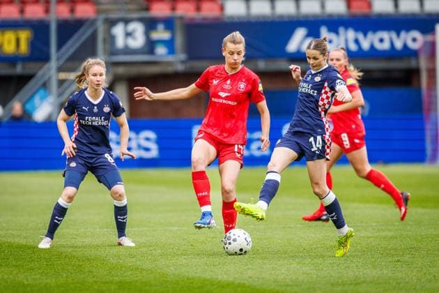 ROTTERDAM , 16-05-2026 , Het Kasteel , Season 2025 2026, Dutch Eurojackpot KNVB beker vrouwen football , match between FC Twente and PSV (cup final women) , picture shows FC Twente player Eva Oude Elberink PSV Women player Laura Strik Twente - PSV (cup final women)  x203733452x Copyright: