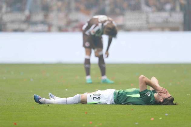 Photo loser Wolfsburg , Mattias SVANBERG Wolfsburg lying on the ground , in the back Tomoya ANDO Pauli mourns Football 1 Bundesliga , 34 Matchday on Sat 16 05 2026 FC St Pauli VfL Wolfsburg