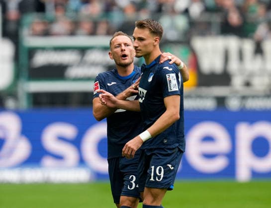 Vladimir Coufal (TSG Hoffenheim, 34) spricht mit Tim Lemperle (TSG Hoffenheim, 19) nach dessen Platzverweis durch die Gelb Rote Karte. Borussia Moenchengladbach vs TSG 1899 Hoffenheim, 1. Bundesliga, 34. Spieltag, Saison 2025 2026, Borussia-Park, Moenchengladbach, GER, 16.05.2026 DFL REGULATIONS PROHIBIT ANY USE OF PHOTOGRAPHS AS IMAGE SEQUENCES AND OR QUASI-VIDEO Foto: HMB Media Scott W. Coleman Moenchengladbach Borussia-Park Nordrhein-Westfalen GER Copyright: xScottxW.xColemanx