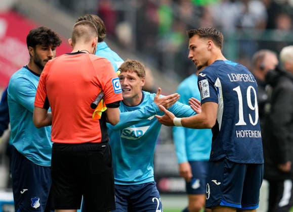 Muhammed Mehmet Damar (TSG Hoffenheim, 10), Alexander Prass (TSG Hoffenheim, 22) und Tim Lemperle (TSG Hoffenheim, 19) diskutieren nach dem Platzverweis gegen Tim Lemperle (TSG Hoffenheim, 19) mit dem Schiedsrichter. Borussia Moenchengladbach vs TSG 1899 Hoffenheim, 1. Bundesliga, 34. Spieltag, Saison 2025 2026, Borussia-Park, Moenchengladbach, GER, 16.05.2026 DFL REGULATIONS PROHIBIT ANY USE OF PHOTOGRAPHS AS IMAGE SEQUENCES AND OR QUASI-VIDEO Foto: HMB Media Scott W. Coleman Moenchengladbach Borussia-Park Nordrhein-Westfalen GER Copyright: xScottxW.xColemanx