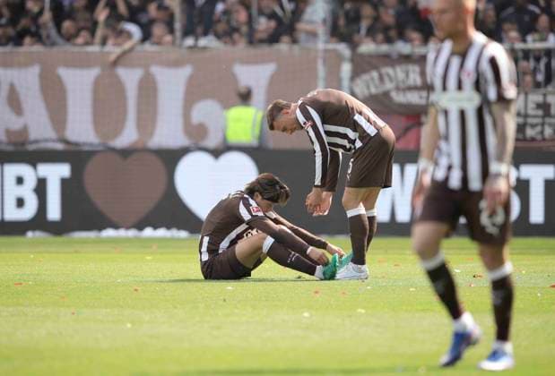 Photo Loser devastated Tomoya ANDO Pauli and right Hauke WAHL Pauli Soccer 1 Bundesliga , 34 Matchday on Sat 16 05 2026 FC St Pauli VfL Wolfsburg
