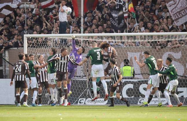 Photo Goalkeeper Nikola Vasilj Pauli saves against Denis VAVRO Wolfsburg and Mattias SVANBERG Wolfsburg Soccer 1 Bundesliga , Matchday 34 on Sat 16 05 2026 FC St Pauli VfL Wolfsburg
