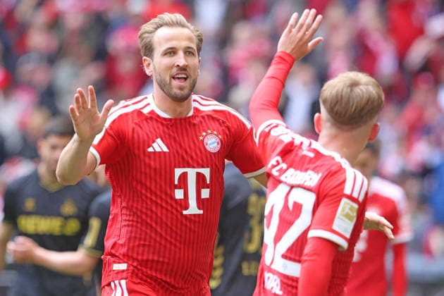 f l 9 Harry Kane thanks 42 Lennart Karl FCB cheers, goal celebration, football 1 BL FC Bayern München 1 FC Köln 16 05 2026 Allianz Arena PHOTO Mladen Lackovic LakoPress
