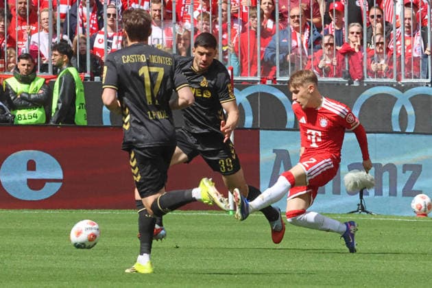 42 Lennart Karl FCB vs 39 Cenk Özkacar, 17 Alessio Castro Montes Cologne action, duel, football 1 BL FC Bayern Munich 1 FC Cologne 16 05 2026 Allianz Arena PHOTO Mladen Lackovic LakoPress