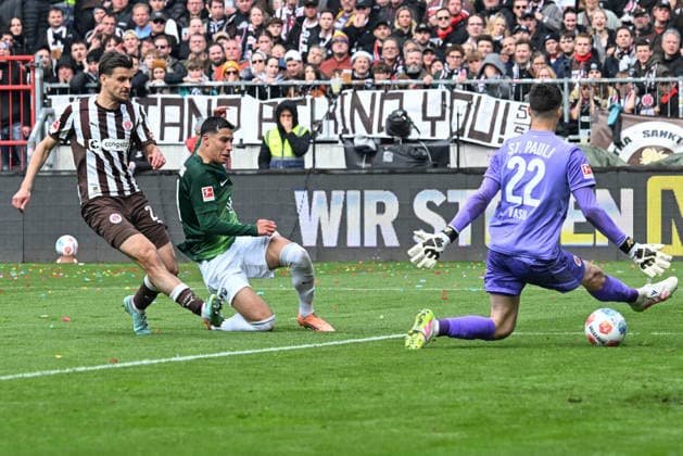 Adam Daghim VFL Wolfsburg 11 fails against goalkeeper Nikola Vasilj FC St Pauli 22 , FC St Pauli VFL Wolfsburg, Football, Bundesliga, DFL, 16 05 2026 DFB regulations prohibit any use of photographs as image sequences and or quasi video Hamburg Hamburg Germany Copyright: xkolbert-press BurghardxSchreyerx