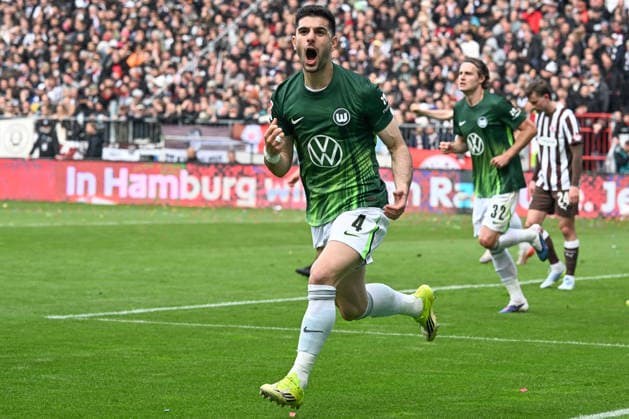Goal celebration after his 0 1, Konstantinos Koulierakis VFL Wolfsburg 4 , FC St Pauli VFL Wolfsburg, Football, Bundesliga, DFL, 16 05 2026 DFB regulations prohibit any use of photographs as image sequences and or quasi video Hamburg Hamburg Germany Copyright: xkolbert-press BurghardxSchreyerx