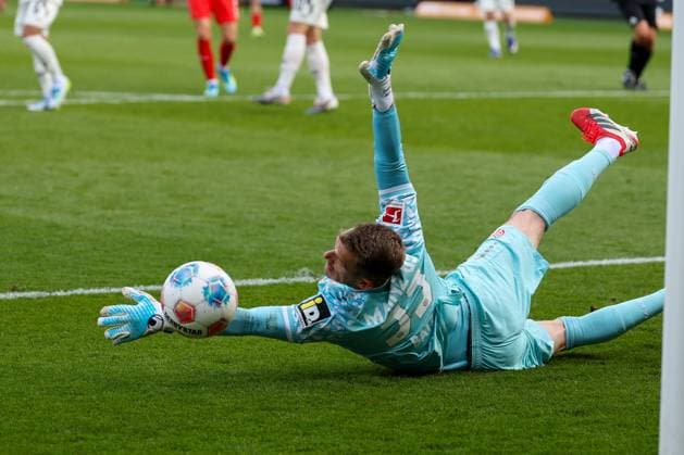Torwart Daniel Batz 33 (1. FSV Mainz 05) wehrt einen Schuss von Eren Dinkci 8 (1FC Heidenheim 1846) , nicht im Bild, ab, 1. FC Heidenheim vs. 1. FSV Mainz 05, Fussball, Maenner, Bundesliga, DFL, Saison 2025 2026, 34. Spieltag, Rueckrunde, 16.05.2026 DFB regulations prohibit any use of photographs as image sequences and or quasi-video Heidenheim Baden-Wuerttemberg Deutschland *** Goalkeeper Daniel Batz 33 1 FSV Mainz 05 defends a shot by Eren Dinkci 8 1FC Heidenheim 1846 , not in picture, 1 FC Heidenheim vs 1 FSV Mainz 05, Football, Men, Bundesliga, DFL, Season 2025 2026, 34 Matchday, Second round, 16 05 2026 DFB regulations prohibit any use of photographs as image sequences and or quasi video Heidenheim Baden Wuerttemberg Germany Copyright: xkolbert-press MartinxAgüerax