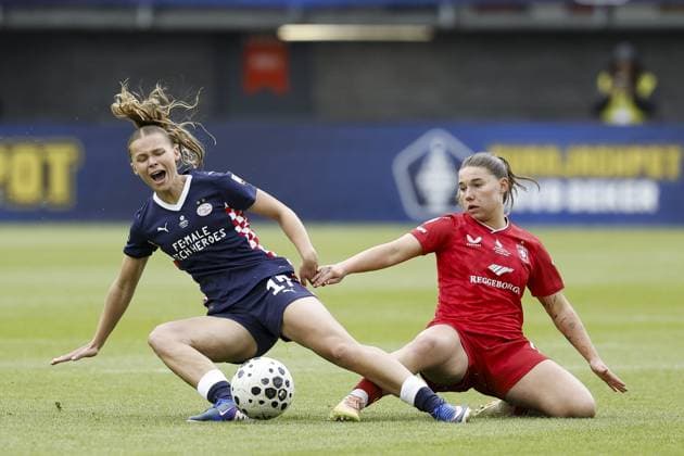 ROTTERDAM - (lr) Lore Jacobs of PSV, Lynn Groenewegen of FC Twente during the KNVB Cup Women s Final match between FC Twente (women) and PSV (women) at Sparta Stadion Het Kasteel on 16 May 2026 in Rotterdam, the Netherlands. BAS CZERWINSKI ANP Women s Eurojackpot KNVB Beker - Final 2025-2026 xVIxANPxSportx xxANPxIVx 558453714 originalFilename: 558453714.jpg