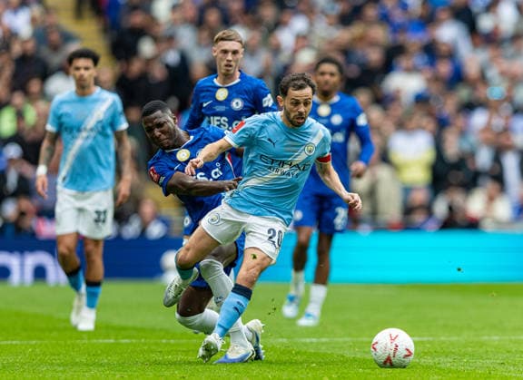 Football - FA Cup - Semi-Final - Chelsea FC v Manchester City FC LONDON, ENGLAND - Saturday, May 16, 2026: Manchester City s captain Bernardo Silva (R) is challenged by Chelsea s MoisÃ s Caicedo during the FA Cup Final between Chelsea FC and Manchester City FC at Wembley Stadium. (Photo by Ian Stephen Propaganda) LONDON Wembley Stadium GREATER LONDON ENGLAND  Copyright: xDavidxRawcliffex P2026-05-16-FA_Cup_Final-2