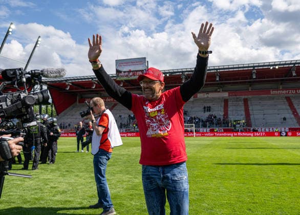 Soccer, Men, Season 2025 2026, 3 Liga 38 Matchday , SSV Jahn Regensburg FC Energie Cottbus, Coach Claus Dieter Pele Wollitz Energie Cottbus , Cheering after final whistle, 16 05 2026, Copyright: xSebastianxRäppold MatthiasxKochx