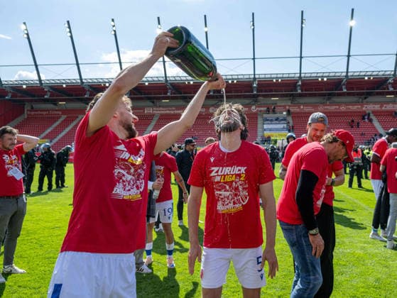 Football, Men, Season 2025 2026, 3 Liga 38 Matchday , SSV Jahn Regensburg FC Energie Cottbus, f l Tim Campulka Energie Cottbus , Dominik Pelivan Energie Cottbus , Cheering after the final whistle with champagne, 16 05 2026, Copyright: xSebastianxRäppold MatthiasxKochx