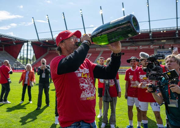 Soccer, Men, Season 2025 2026, 3 Liga 38 Matchday , SSV Jahn Regensburg FC Energie Cottbus, Coach Claus Dieter Pele Wollitz Energie Cottbus , Celebration after final whistle with champagne, 16 05 2026, Copyright: xSebastianxRäppold MatthiasxKochx