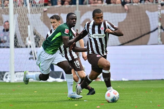 GER 1 FBL, FC St Pauli vs VfL Wolfsburg 16 05 2026, GER 1 FBL, FC St Pauli vs VfL Wolfsburg in the picture Joel Chima Fujita Pauli 25 26 16 tries to assert himself against Sael Kumbedi Wolfsburg 26 nordphotoxGmbH xWitke nph00002