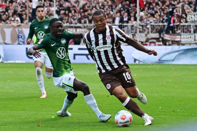 GER 1 FBL, FC St Pauli vs VfL Wolfsburg 16 05 2026, GER 1 FBL, FC St Pauli vs VfL Wolfsburg in the picture Joel Chima Fujita Pauli 25 26 16 tries to assert himself against Sael Kumbedi Wolfsburg 26 nordphotoxGmbH xWitke nph00002