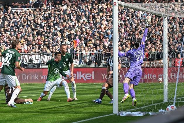 Goalkeeper Nikola Vasilj FC St Pauli 22 klaert , FC St Pauli VFL Wolfsburg, Football, Bundesliga, DFL, 16 05 2026 DFB regulations prohibit any use of photographs as image sequences and or quasi video Hamburg Hamburg Germany Copyright: xkolbert-press BurghardxSchreyerx