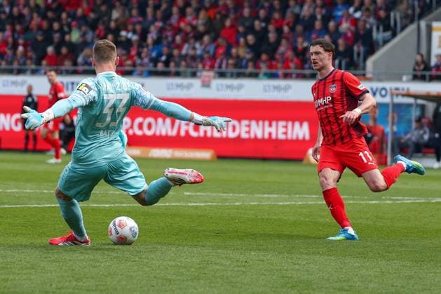 Goalkeeper Daniel Batz 33 1 FSV Mainz 05 kicks a ball in front of Budu Zivzivadze 12 1FC Heidenheim 1846, 1 FC Heidenheim vs 1 FSV Mainz 05, Football, Men, Bundesliga, DFL, Season 2025 2026, 34 Matchday, Second round, 16 05 2026 DFB regulations prohibit any use of photographs as image sequences and or quasi video Heidenheim Baden Wuerttemberg Germany Copyright: xkolbert-press MartinxAgüerax