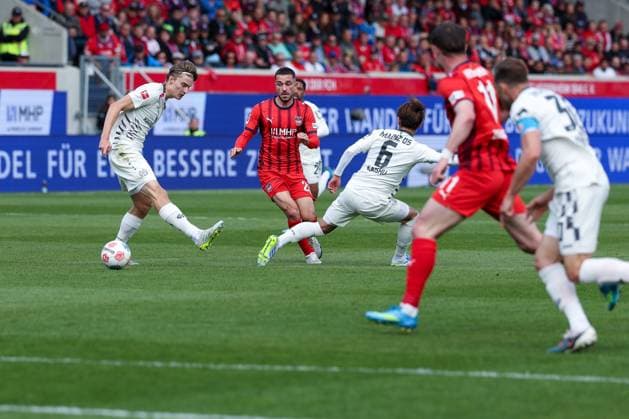 Arijon Ibrahimovic 22 1FC Heidenheim 1846 in action against Kacper Potulski 48 1 FSV Mainz 05 , 1 FC Heidenheim vs 1 FSV Mainz 05, Fußball, Maenner, Bundesliga, DFL, Saison 2025 2026, 34 Spieltag, Rueckrunde, 16 05 2026 DFB regulations prohibit any use of photographs as image sequences and or quasi video Heidenheim Baden Wuerttemberg Germany Copyright: xkolbert-press MartinxAgüerax