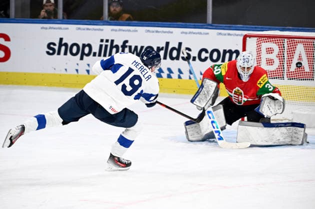 LKS 20260516 Waltteri Merelä of Finland shoots but fails to score past goalkeeper Adam Vay of Hungary during the 2026 IIHF Ice hockey, Eishockey World Championships preliminary round group A match between Hungary and Finland in Zurich on May 16, 2026. - RONI REKOMAA Zürich Switzerland UZEmcta0w0A  Copyright: xRonixRekomaax UZEmcta0w0A
