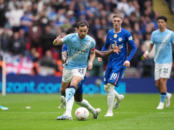 Chelsea v Manchester City FA Cup Final, Football, Wembley Stadium, London, UK - 16 May 2026 Bernardo Silva of Manchester City under pressure from Moises Caicedo of Chelsea. London Wembley Stadium London UK, UK NEWSPAPERS OUT Copyright: xSeanxRyanx
