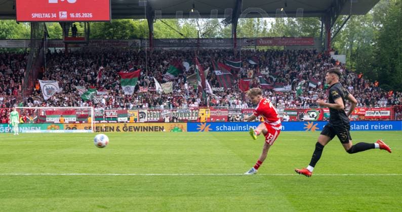 Soccer, Men, Season 2025 2026, 1 Bundesliga 34 Matchday , 1 FC Union Berlin FC Augsburg, v l Andras Schäfer 1 FC Union scores the goal to 3 0, Mert Kömür Augsburg , 16 05 2026, Copyright: xMatthiasxKochx