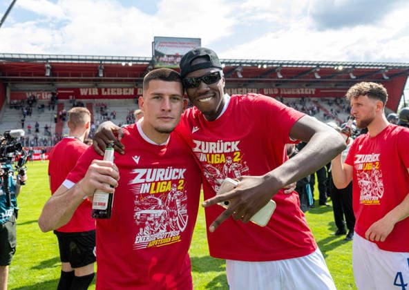 Football, Men, Season 2025 2026, 3 Liga 38 Matchday , SSV Jahn Regensburg FC Energie Cottbus, v l Mladen Cvjetinovic Energie Cottbus , King Manu Energie Cottbus , Cheering after the final whistle, 16 05 2026, Copyright: xSebastianxRäppold MatthiasxKochx