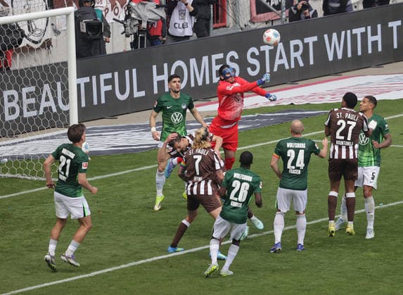 Kamil Grabara VfL Wolfsburg Football, 1 BL, Season 2025 2026, Men, FC St Pauli vs VfL Wolfsburg, Matchday 34 DFL REGULATIONS PROHIBIT ANY USE OF PHOTOGRAPHS AS IMAGE SEQUENCES AND OR QUASI VIDEO