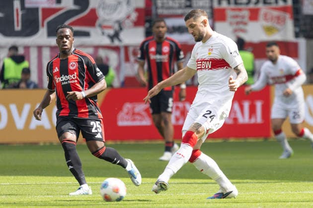 1 Soccer Bundesliga Eintracht Frankfurt VfB Stuttgart, 16 05 2026 Jeff Chabot VfB Stuttgart 24 plays de nball in front of Arnaud Kalimuendo Eintracht Frankfurt 25 , Eintracht Frankfurt VfB Stuttgart, Frankfurt, Deutsche Bank Park, 16 5 2026 Copyright: xBEAUTIFULxSPORTS Gawlikx