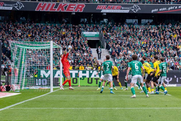 16 05 2026, Matchday 34 in Bundesliga 1, SV Werder Bremen Borussia Dortmund v l Goalkeeper Mio Backhaus SV Werder Bremen saves Serhou Guirassys header Borussia Dortmund Bremen Weserstadion Bremen Germany xRHR PHOTO DEx Copyright: DennisxEwert RHR-FOTOx RHR-FOTO DE